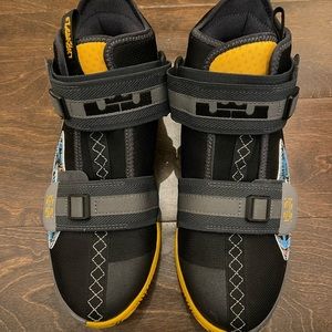 Nike LeBron Soldier 13 XIII blue/black/Yellow size 6.5 shoes sneakers.